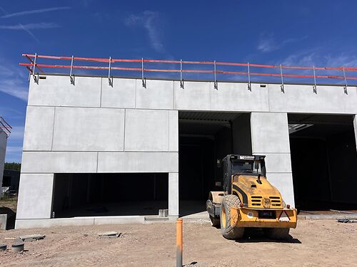 Nieuwbouw magazijn in KMO-park Heiplas langs de N442 te Lede