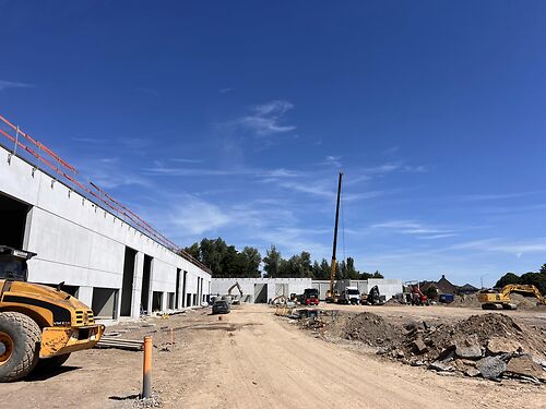 Nieuwbouw magazijn in KMO-park Heiplas langs de N442 te Lede