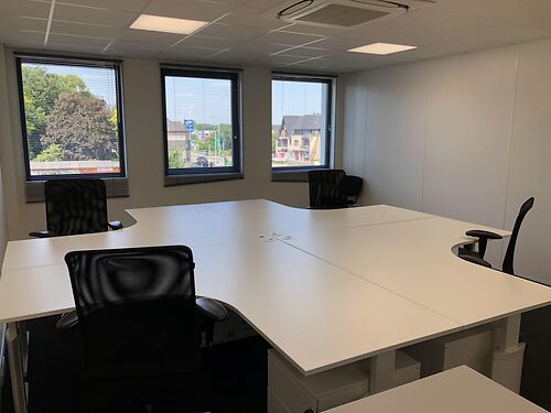Kantoren in business center langs de N70 te Lochristi, met vlotte verbinding via de R4 en E17