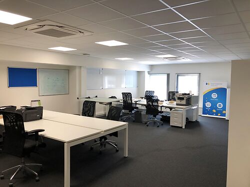 Kantoren in business center langs de N70 te Lochristi, met vlotte verbinding via de R4 en E17