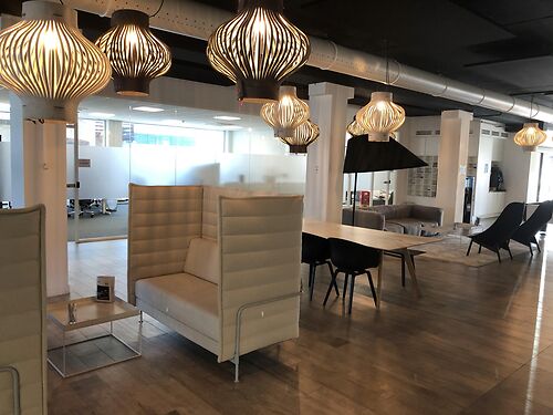Kantoren in business center langs de N70 te Lochristi, met vlotte verbinding via de R4 en E17