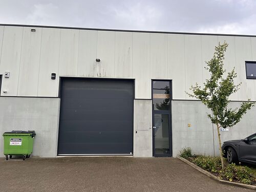 Verhuurd magazijn in recent KMO-park te Nazareth, vlakbij de op- en afrit van de E17 te Deinze