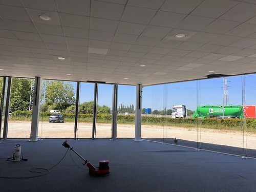 Magazijn met showroom op zichtlocatie langs de E40 te Drongen (Gent)!