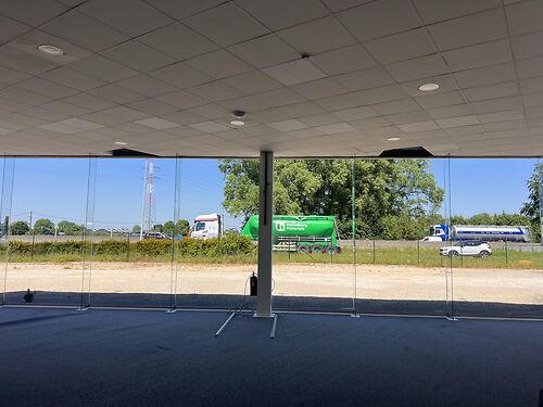 Magazijn met showroom op zichtlocatie langs de E40 te Drongen (Gent)!