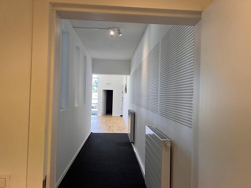 Magazijn met showroom op zichtlocatie langs de E40 te Drongen (Gent)!