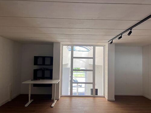 Magazijn met showroom op zichtlocatie langs de E40 te Drongen (Gent)!