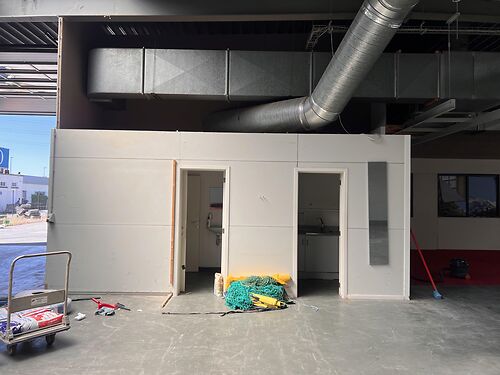 Magazijn met showroom op zichtlocatie langs de E40 te Drongen (Gent)!