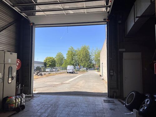 Magazijn met showroom op zichtlocatie langs de E40 te Drongen (Gent)!