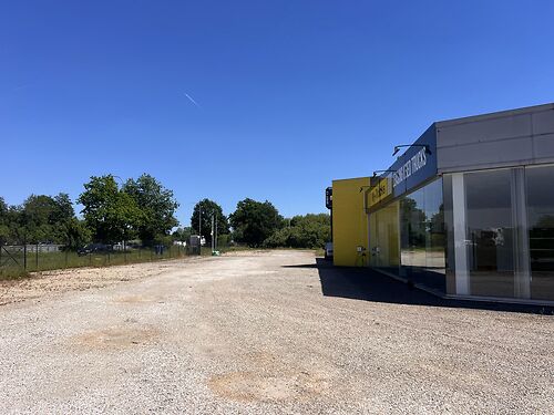 Magazijn met showroom op zichtlocatie langs de E40 te Drongen (Gent)!