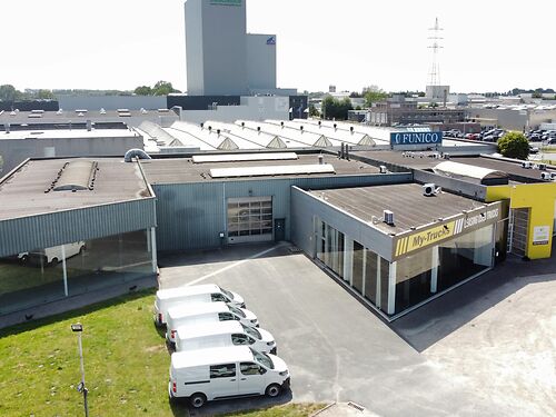 Magazijn met showroom op zichtlocatie langs de E40 te Drongen (Gent)!