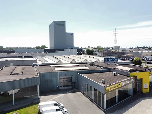 Magazijn met showroom op zichtlocatie langs de E40 te Drongen (Gent)!