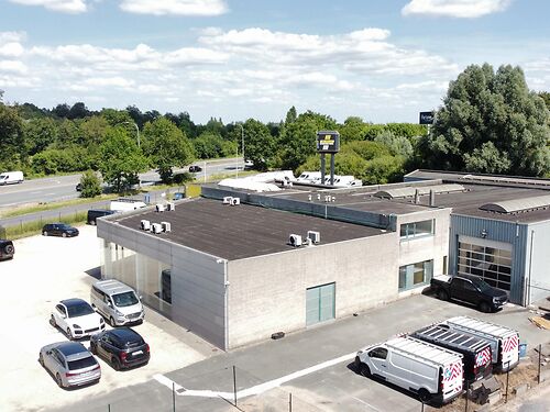 Magazijn met showroom op zichtlocatie langs de E40 te Drongen (Gent)!