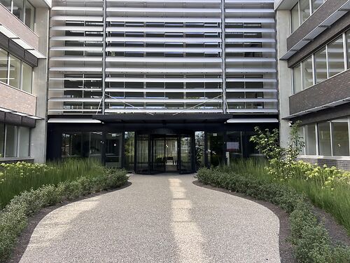 Vernieuwde kantoren aan de R4 te Merelbeke