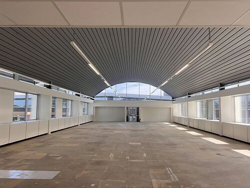 Vernieuwde kantoren aan de R4 te Merelbeke