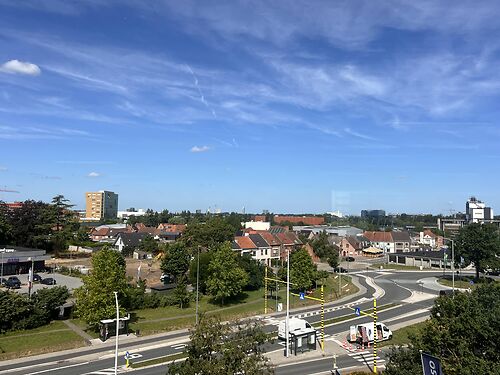Vernieuwde kantoren aan de R4 te Merelbeke