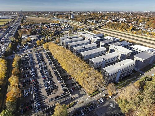 Vernieuwde kantoren aan de R4 te Merelbeke