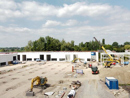 Nieuwbouw magazijn in KMO-park Heiplas langs de N442 te Lede