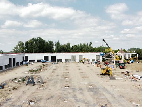 Nieuwbouw magazijn in KMO-park Heiplas langs de N442 te Lede