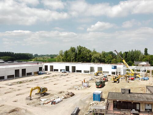 Nieuwbouw magazijn in KMO-park Heiplas langs de N442 te Lede