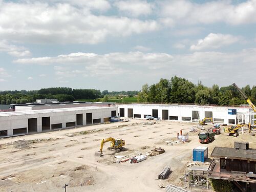 Nieuwbouw magazijn in KMO-park Heiplas langs de N442 te Lede