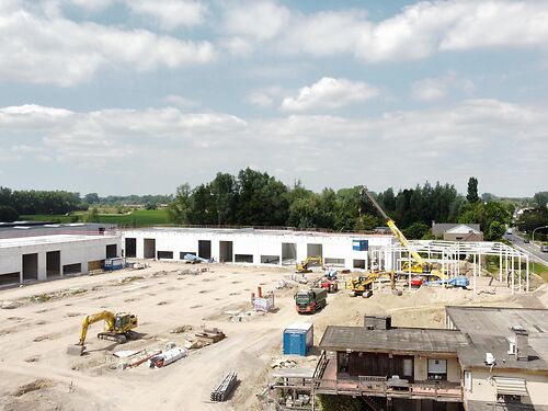 Nieuwbouw magazijn in KMO-park Heiplas langs de N442 te Lede