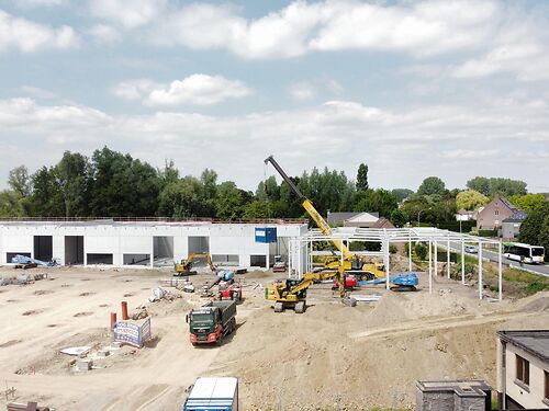 Nieuwbouw magazijn in KMO-park Heiplas langs de N442 te Lede