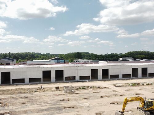 Nieuwbouw magazijn in KMO-park Heiplas langs de N442 te Lede