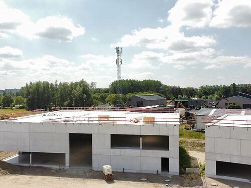 Nieuwbouw magazijn in KMO-park Heiplas langs de N442 te Lede