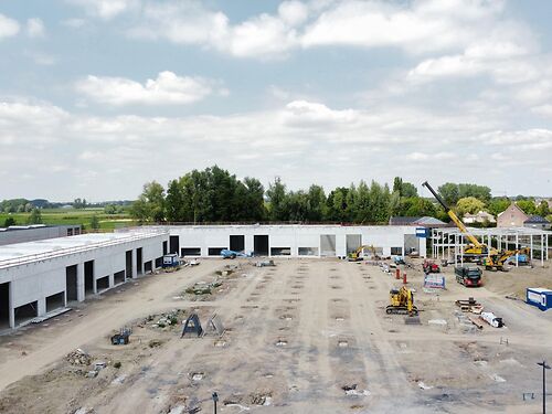 Nieuwbouw magazijn in KMO-park Heiplas langs de N442 te Lede