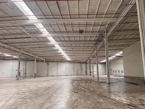 Magazijn aan de E40, E17 en R4 te Zwijnaarde (Gent) - toplocatie!