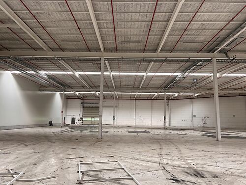 Magazijn aan de E40, E17 en R4 te Zwijnaarde (Gent) - toplocatie!