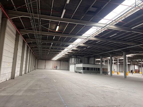 Magazijn aan de E40, E17 en R4 te Zwijnaarde (Gent) - toplocatie!