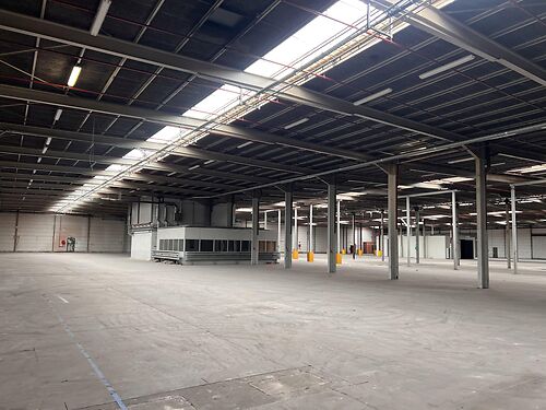 Magazijn aan de E40, E17 en R4 te Zwijnaarde (Gent) - toplocatie!