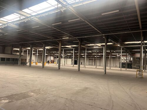 Magazijn aan de E40, E17 en R4 te Zwijnaarde (Gent) - toplocatie!