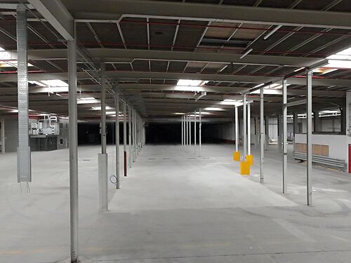 Magazijn aan de E40, E17 en R4 te Zwijnaarde (Gent) - toplocatie!