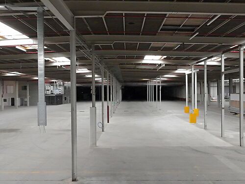 Magazijn aan de E40, E17 en R4 te Zwijnaarde (Gent) - toplocatie!