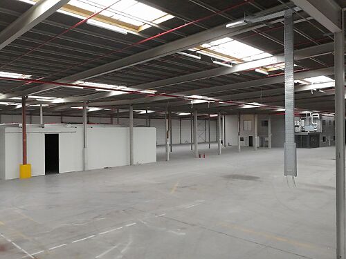 Magazijn aan de E40, E17 en R4 te Zwijnaarde (Gent) - toplocatie!
