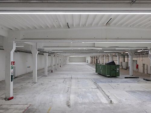 Magazijn aan de E40, E17 en R4 te Zwijnaarde (Gent) - toplocatie!