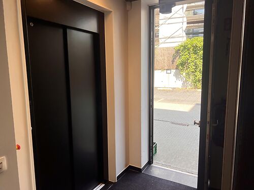 Handelsgelijkvloers langs de Hundelgemsesteenweg te Merelbeke (Gent), met uitstekende verbinding met R4, E40 en E17