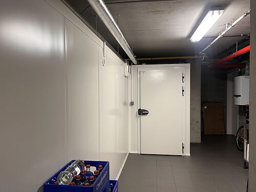 Handelsgelijkvloers langs de Hundelgemsesteenweg te Merelbeke (Gent), met uitstekende verbinding met R4, E40 en E17